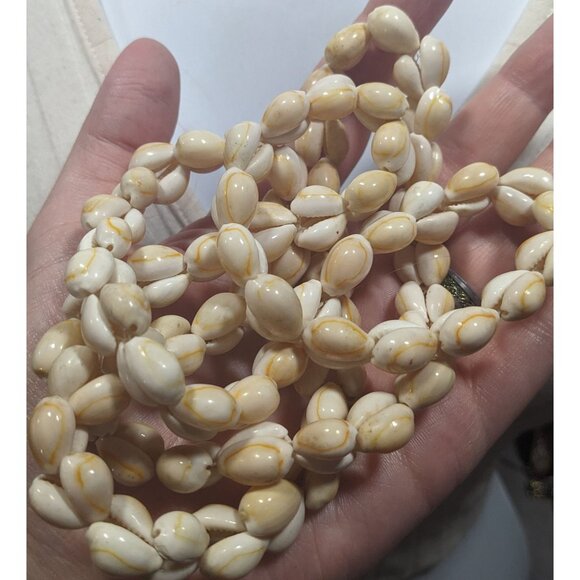 Vintage Summery Beach Themed Cowrie Shell Necklace - Picture 5 of 5